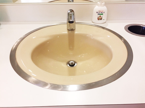 洗口コーナーにセンサー式手洗い設置