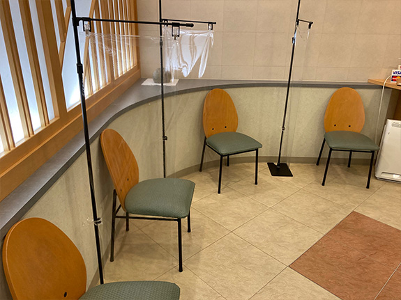 写真：待合室の飛沫防止のため、患者様どおしの間にスクリーン設置（検討中）のイメージ